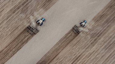 İki traktör üst görünüm alanı pulluk