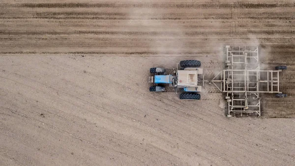 Tractor ploegen veld van rechts naar links bovenaanzicht. Landbouw. Tillage. — Stockfoto