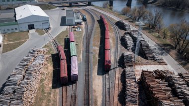 Ahşap endüstrisi, arabalara odun yüklemesi hava fotoğrafçılığı.