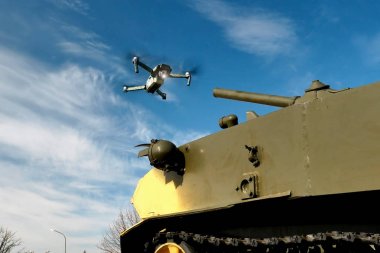 İhA'larla mücadele. Tankın yanında quadcopter