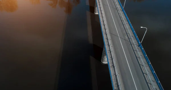 ドローンの上から川の上空の眺めに橋 — ストック写真
