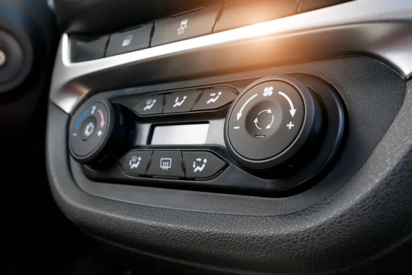 車内のエアコンボタン。新車の気候制御ユニット。モダンな車のインテリアの詳細。車のディテール。選択フォーカス — ストック写真
