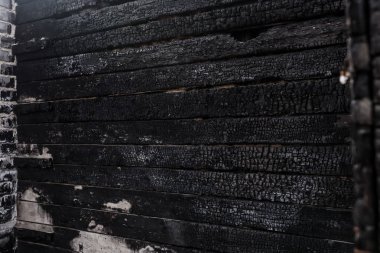 kötü yandı, ev duvarı yakın