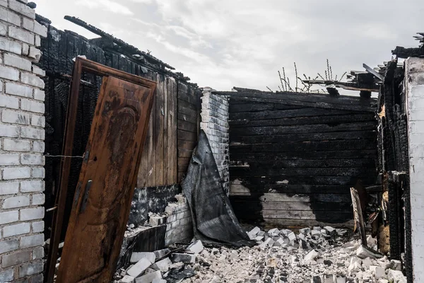 Спалене житло з зачарованими стінами і руйнування — стокове фото