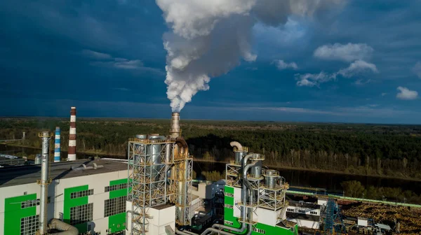 Fabrika bacalarından duman. Çevre kirliliği kavramı — Stok fotoğraf