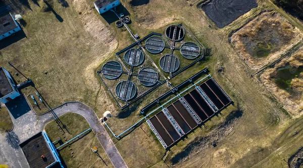 Vista aerea dell'impianto di trattamento delle acque reflue. Trattamento acque industriali per la grande città da vista drone — Foto Stock