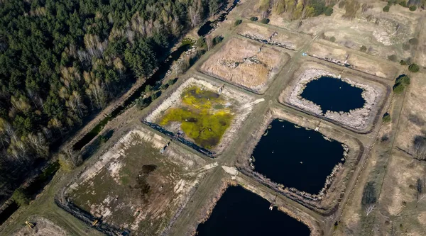 Kläranlage. Statische Luftaufnahme mit Blick auf die Klärbecken und das grüne Gras. — Stockfoto