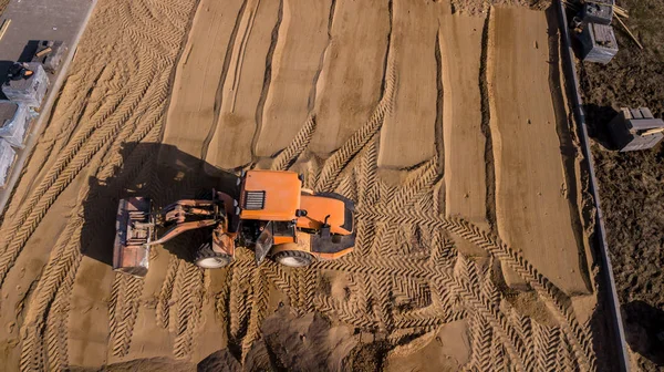 Gul traktor reparerar vägens luftmotstånd — Stockfoto