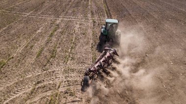 traktör sürme alanı üst görünümü, drone ile hava fotoğrafçılığı