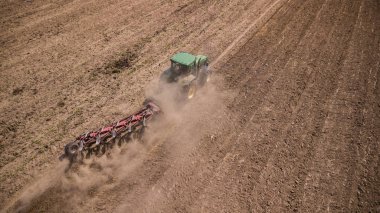 traktör sürme alanı üst görünümü, drone ile hava fotoğrafçılığı
