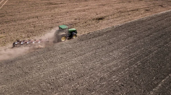 Tractor ploegen veld bovenaanzicht, luchtfotografie met Drone — Stockfoto