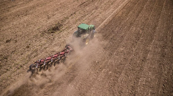 Widok z góry pola orszowego ciągnika, fotografia lotnicza z dronem — Zdjęcie stockowe