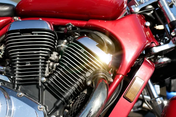 Motocicleta motor close-up fundo. A bicicleta brilha ao sol . — Fotografia de Stock