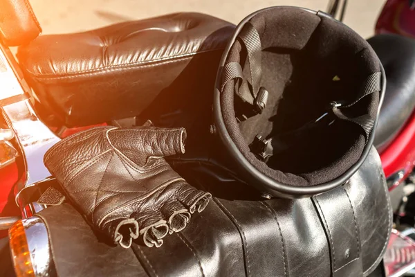 Capacete e luvas estão no assento do motorcycl — Fotografia de Stock