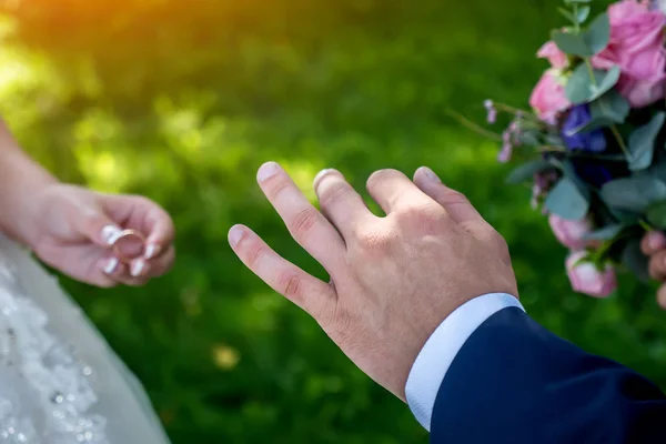 Intercambiar anillos de boda en la boda, las manos de cerca — Foto de Stock