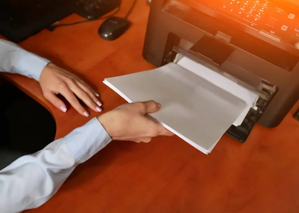 Bizneswoman biznesmen umieścić arkusz papieru w zasobniku drukarki — Zdjęcie stockowe