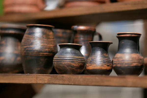 Vasi di argilla fatti a mano su tavolo di legno — Foto Stock
