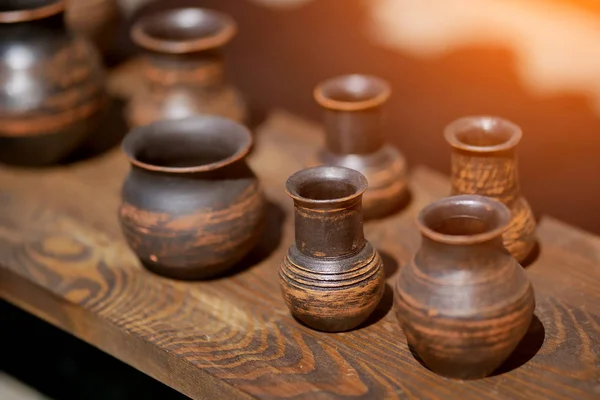 Ručně vyráběné hliněné hrnce na dřevěném stole — Stock fotografie