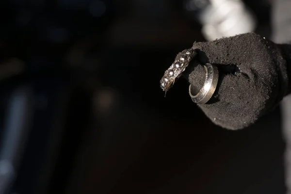 Cojinete dañado en la mano de un mecánico —  Fotos de Stock