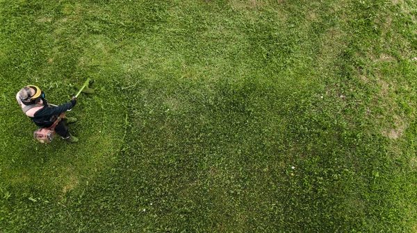 잔디 깎는 기계 남자 잔디깎이 위에서 보기 깍는 — 스톡 사진