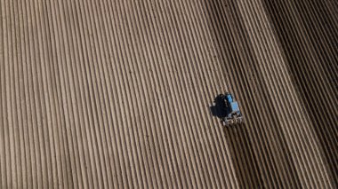 mavi traktör alanı sürme. Drone ile hava fotoğrafçılığı