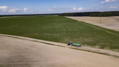 Traktör le çalışan organik gübre sahada
