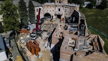 bir drone ile eski kale hava fotoğrafçılığı restorasyonu