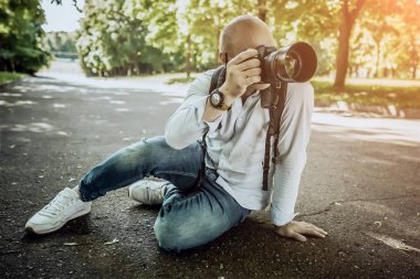 Dünya üzerinde kamera sidin ile şık fotoğrafçı