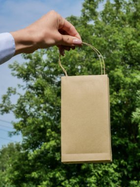 elinde kağıt torba kız 