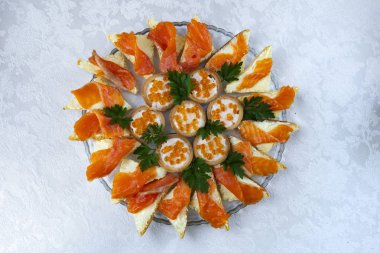 bir plaka yakın çekim üzerinde kırmızı balık ve havyar ile sandviçler