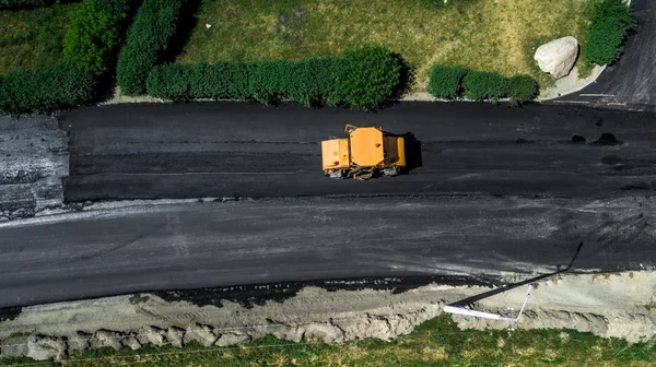 Luchtfoto op de nieuwe asfaltweg in aanbouw — Stockfoto