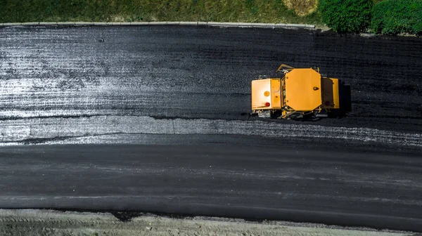 Luchtfoto op de nieuwe asfaltweg in aanbouw — Stockfoto