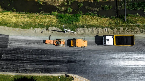 建設中の新しいアスファルト道路上の空中ビュー — ストック写真