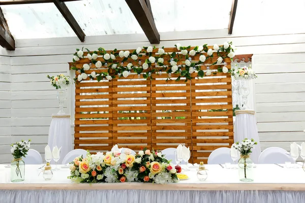 Mesa servida na celebração em cores brancas — Fotografia de Stock