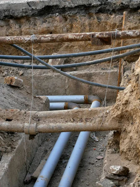 Ondergrondse nutsvoorzieningen, afgegraven leidingen in de aardings — Stockfoto