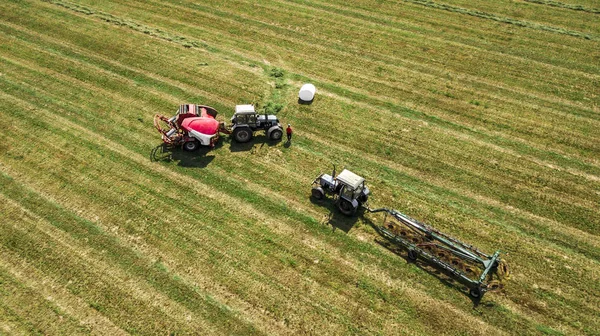 Tractor recoge heno de la vista de campo desde el dron — Foto de Stock
