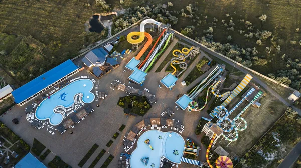 Vista aérea de la piscina pública al aire libre con tobogán acuático . — Foto de Stock