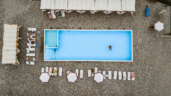 Piscine vue d'en haut. Vue du haut vers le bas — Photo