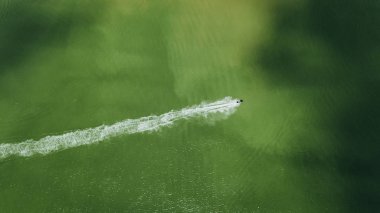  mavi deniz hava fotoğrafçılığı bir arka plan üzerinde jet ski