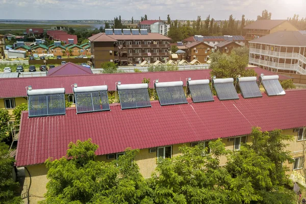 Otelin çatısında güneş enerjili su ısıtıcıları — Stok fotoğraf