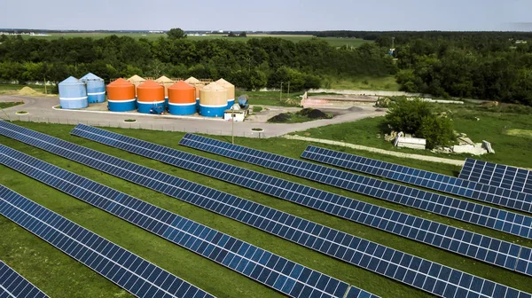 Painel fotovoltaico verde aéreo rural e solar — Fotografia de Stock