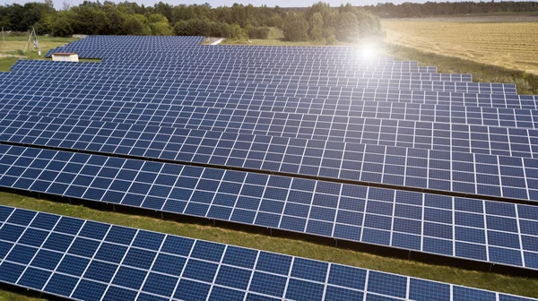 ソーラー パネル太陽光発電ファームの空中ショット平面図 — ストック写真