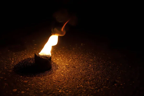 Burns yere bir kabın içinde ateş — Stok fotoğraf