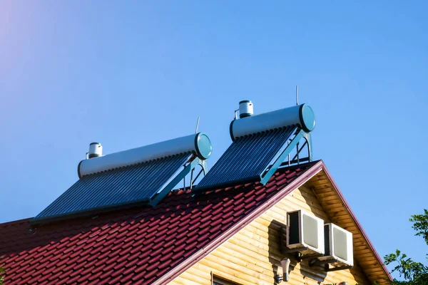 Calentadores de agua solares en el primer plano del techo —  Fotos de Stock