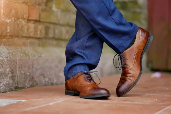 Sapatos masculinos castanhos elegantes close-up — Fotografia de Stock