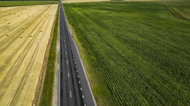 drone ile yeşil ve sarı alanlar boyunca yol hava fotoğrafçılığı
