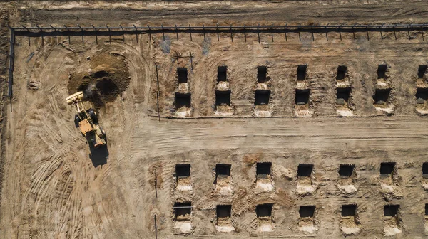 Escavadeira em execução no local de construção vista aérea a partir do drone — Fotografia de Stock