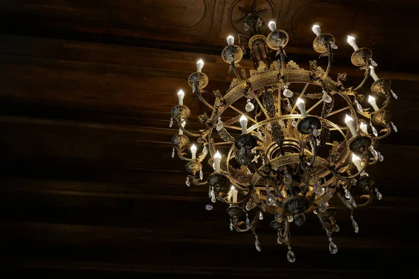 Старая роскошная золотая люстра на потолке — стоковое фото