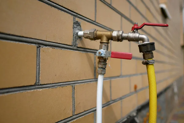 Lelijke installatie van waterleidingen close-up — Stockfoto