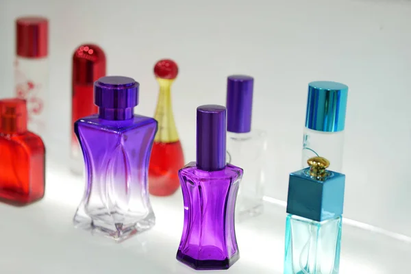 Wielobarwne butelki perfum niewyraźne tło — Zdjęcie stockowe